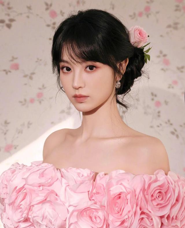田曦薇红毯造型